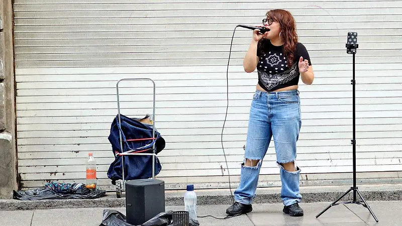 El sonido de la Calle 16 de Septiembre, un refugio para músicos callejeros [Fotorreportaje]
